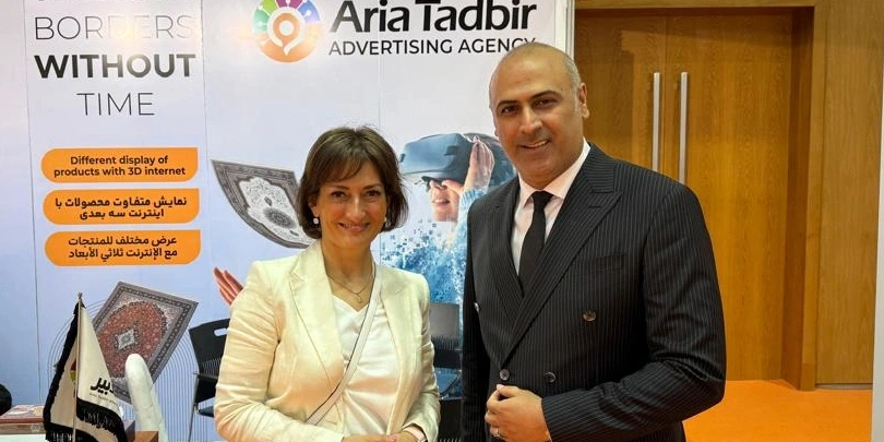 محمد عنایتی بیدگلی در غرفه آریا تدبیر در نمایشگاه دبی همراه بازدیدکننده