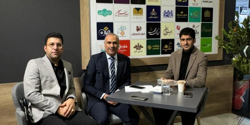 محمد عنایتی بیدگلی و بازدیدکنندگان غرفه آس تراست