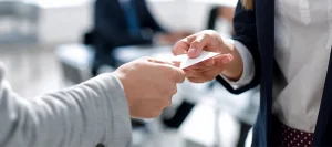 قلقباز | رسم حجره | اتیکت کارت ویزیت (Business Card Etiquette)