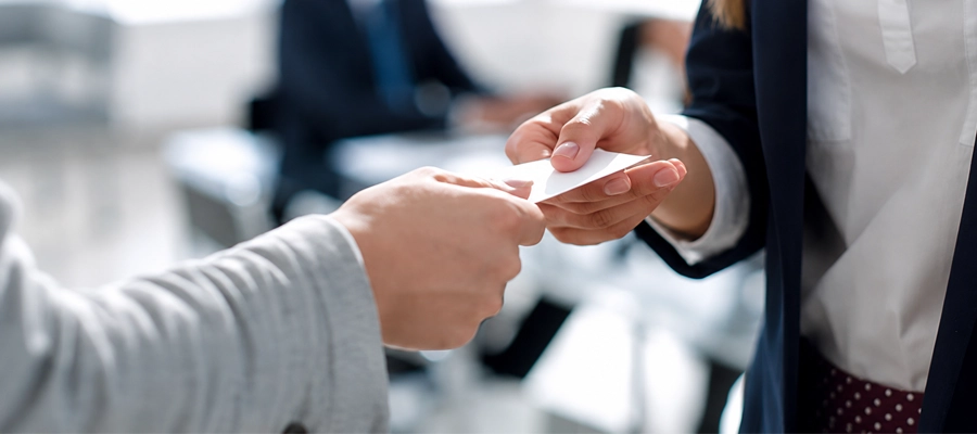 قلقباز | رسم حجره | اتیکت کارت ویزیت (Business Card Etiquette)