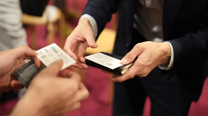 قلقباز | رسم حجره | اتیکت کارت ویزیت (Business Card Etiquette)